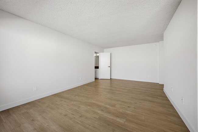 Building Photo - Felix