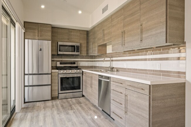 Interior Photo - mid374