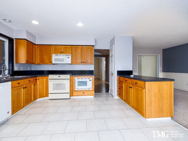 Foto del edificio - Charming Home Backing to Greenbelt, Near Lacamas Lake and Local Amenities