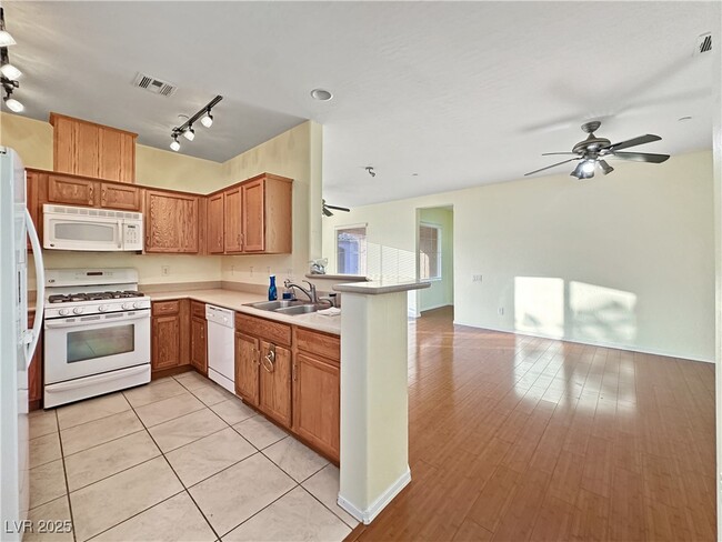 Building Photo - 6868 Sky Pointe Dr