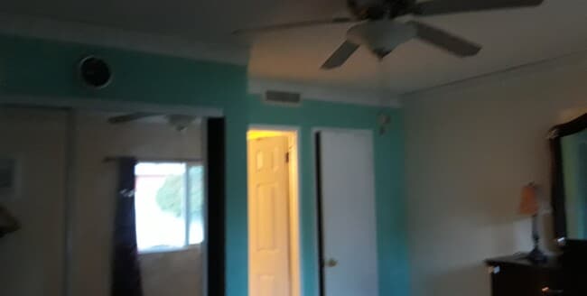 Building Photo - 916 S Calmgrove Ave