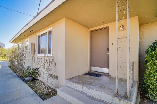 Foto del edificio - Charming Farmhouse Retreat in Northwest Bakersfield!