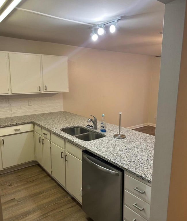 Building Photo - 2 Bed 2.5 Bath