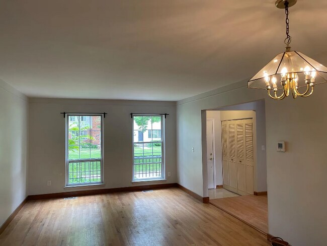 Building Photo - 471 Fox Hills Dr S