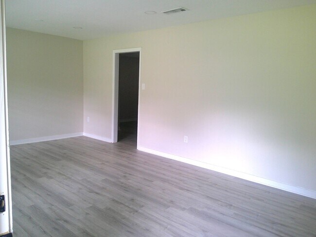 Foto del edificio - JUST REDUCED!!! PLUS****MOVE IN SPECIAL***...