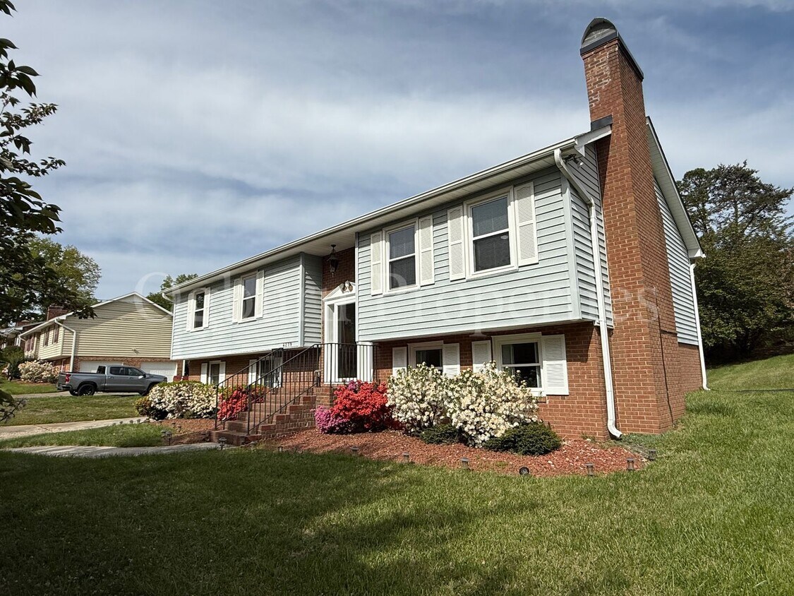 Foto principal - 4279 Winnabow Rd-3BR/2BA Split Foyer Home