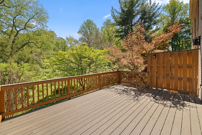 Foto del edificio - Completely Renovated Corner Townhome with Modern Kitchen, Designer Baths, and Private Yard