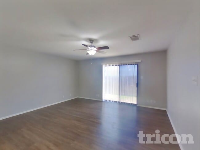 Building Photo - 7606 Chatsworth