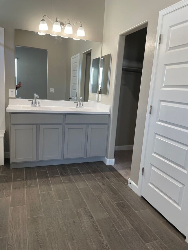 Building Photo - 40790 W Shaver Dr