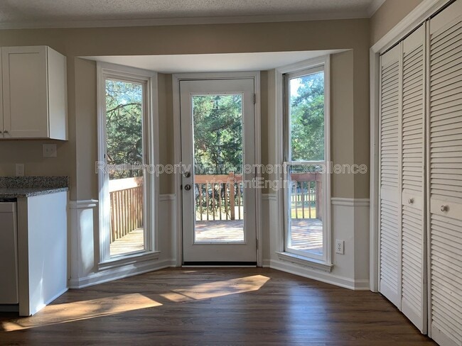 Foto del edificio - 4437 Whisperwood Dr