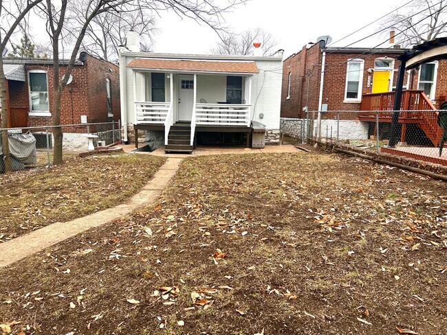 Foto del edificio - 3956 Tholozan Ave