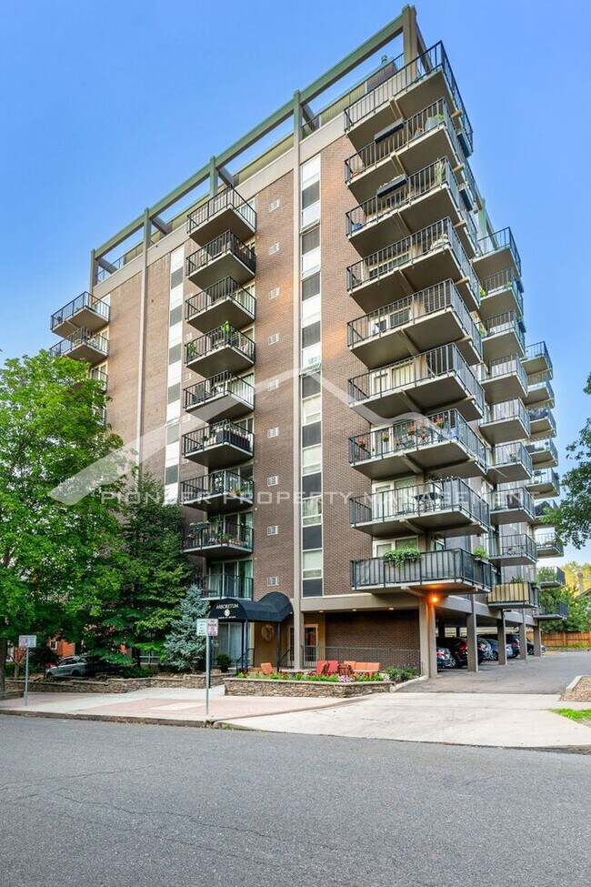 Building Photo - Charming Condo with Washer/Dryer and Reser...