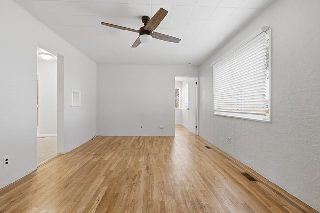 Building Photo - 3 Bed 1 bath Home in Downtown Castle Rock!