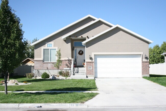Building Photo - 789 N Devonshire Dr