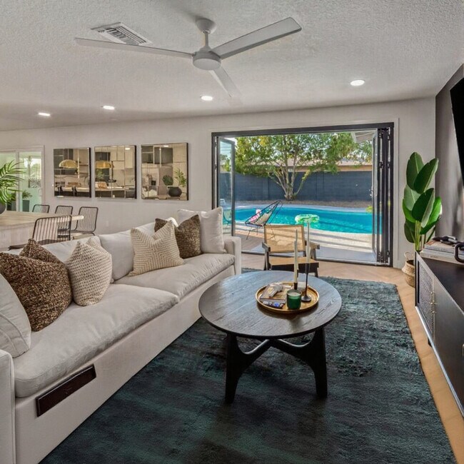 Building Photo - 5002 E Paradise Dr