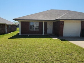 Building Photo - 3204 Toledo Dr