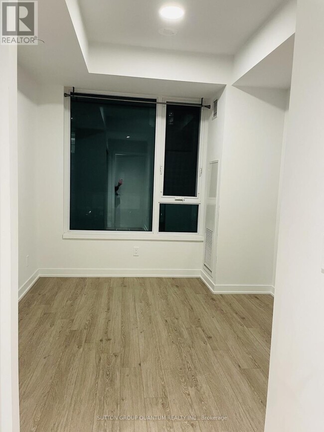 Photo du bâtiment - 1928 Lake Shore Blvd W