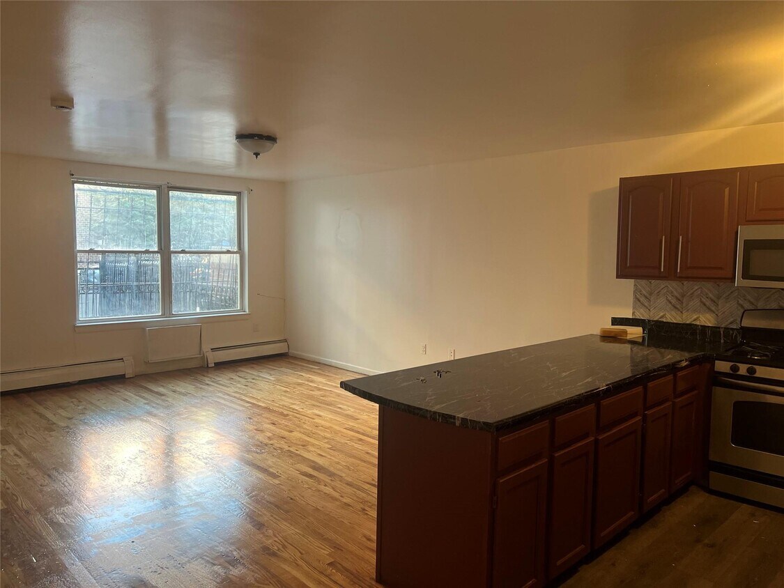 Primary Photo - 1327 Clinton Ave