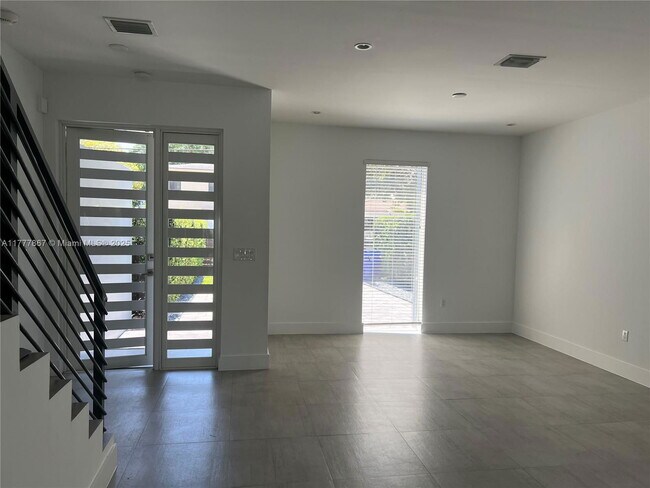 Foto del edificio - 3663 SW 15th St