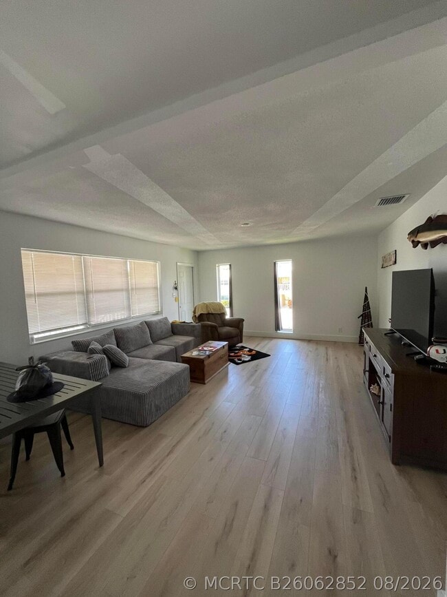 Foto del edificio - 2737 NE 28th St
