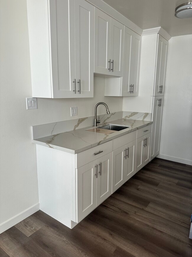 Building Photo - 423 S Sherbourne