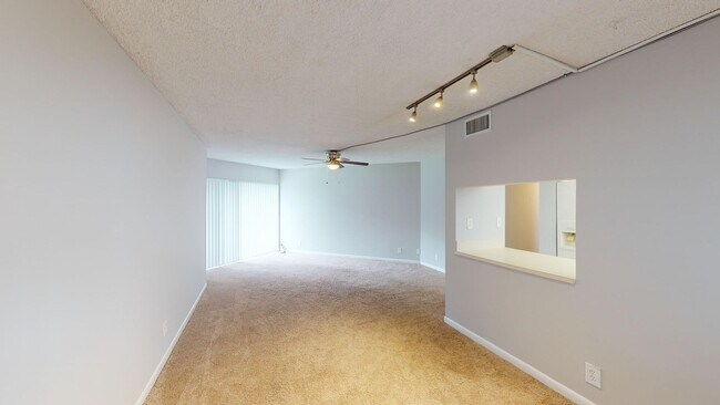 Foto del edificio - 1 Bed/ 1 Bath Near The Outlet Mall - *Wate...