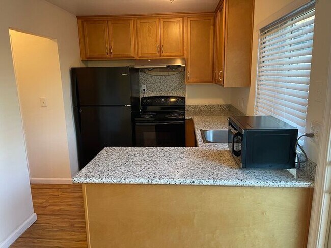 Building Photo - Great 2-story 3 bedroom 1.5 bath townhome ...