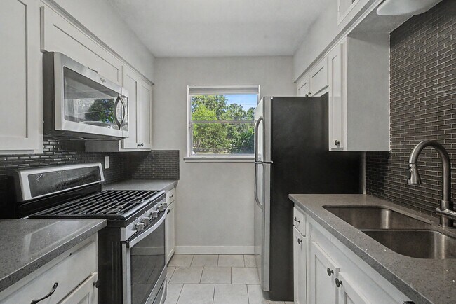 Building Photo - 413 W Semands Ave