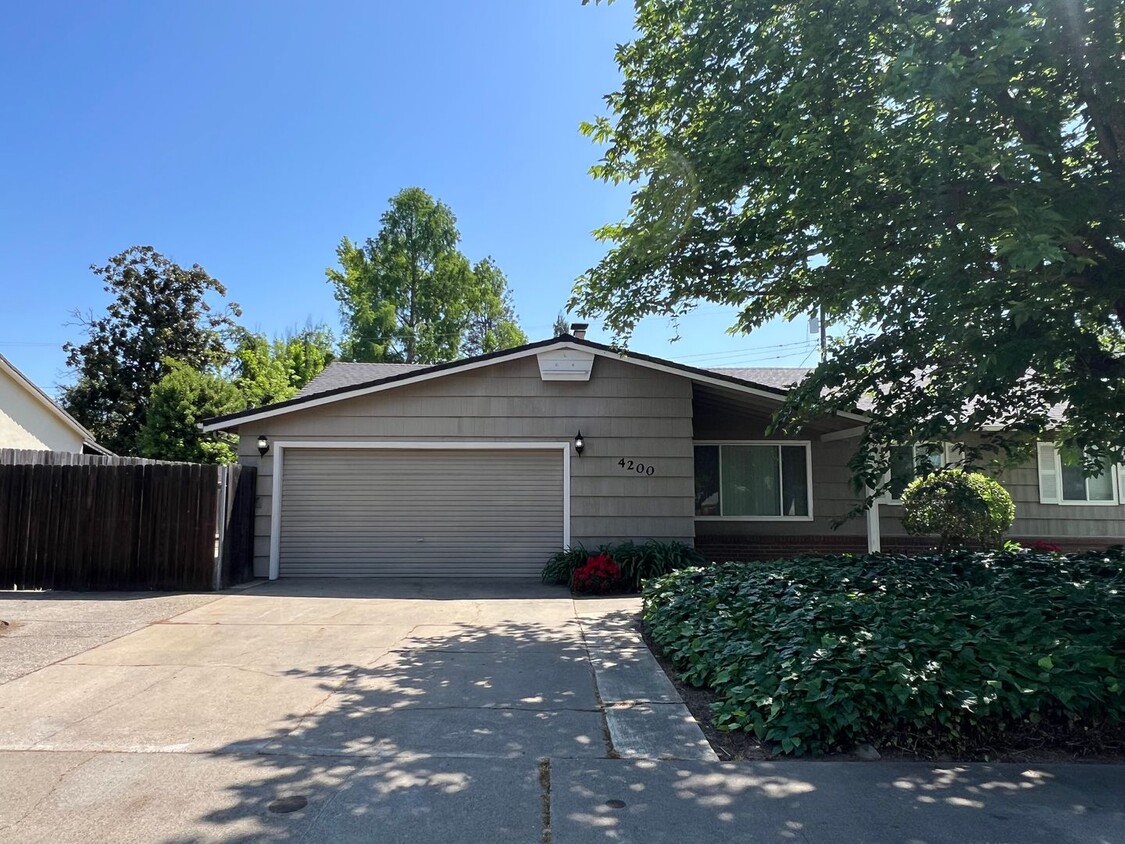 Foto principal - BEAUTIFUL 4 BED CARMICHAEL HOME WITH POOL!!