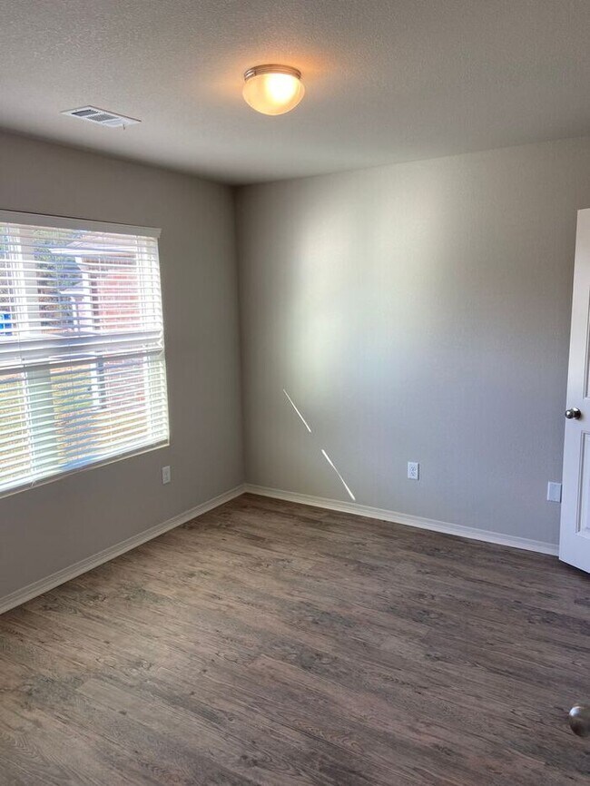 Building Photo - Four Bedroom | Two Bathroom in Fairview Haven