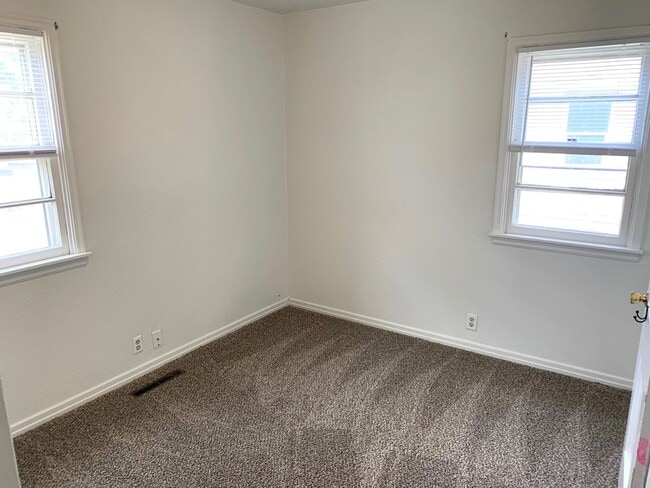 Building Photo - 1 level with 2 bedrooms & garage