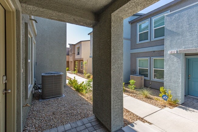 Building Photo - Brand New Townhouse – Available Now!