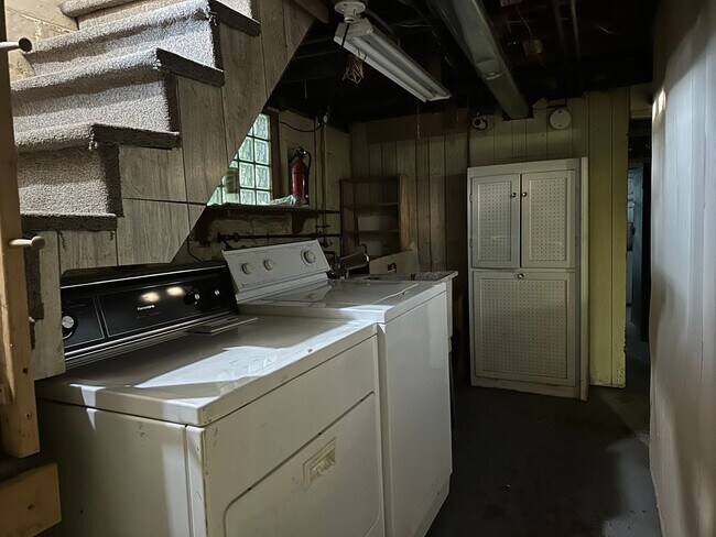 Building Photo - Charming 3 Bedroom/1.5 Bathroom Home in Ha...