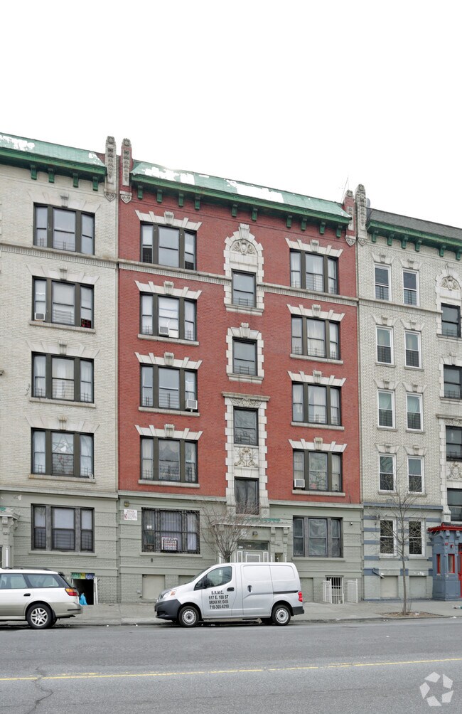 Building Photo - 251 E Kingsbridge