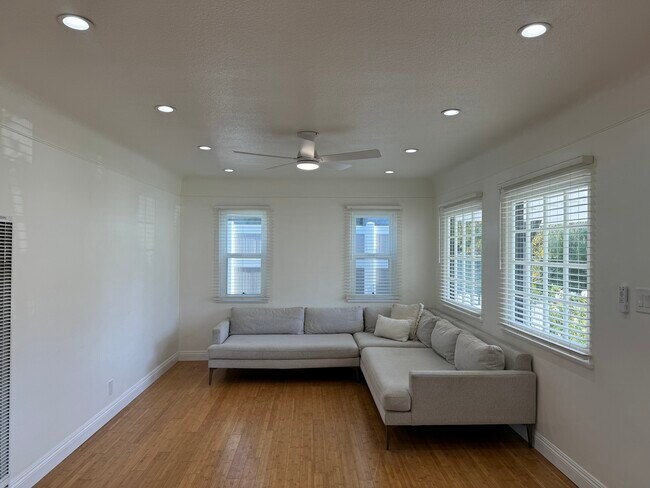 Foto del edificio - 2754 S Barrington Ave