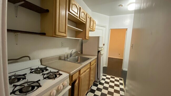 Kitchen - 512 E 12th St