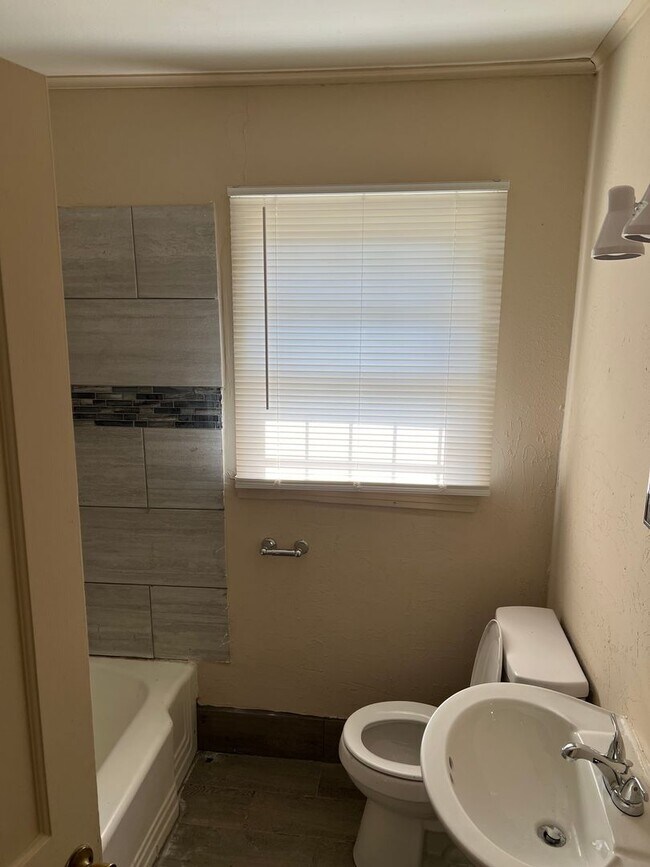 Foto del edificio - Large 3 bedroom, 2 bath with appliances!