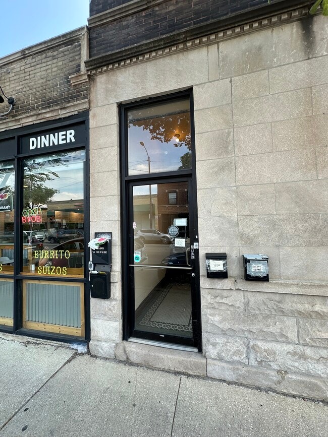 Building Photo - 2009 N Damen Ave