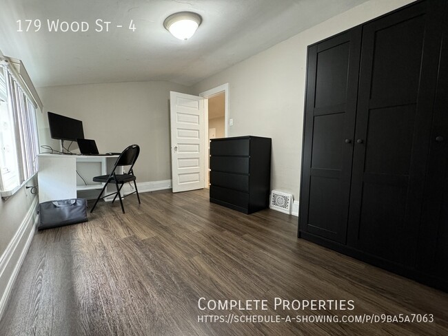 Building Photo - So cute 1 Bedroom + Den loft unit  - Walk ...