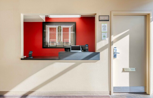 Lobby and Guest Check-in - Furnished Studio - Florence