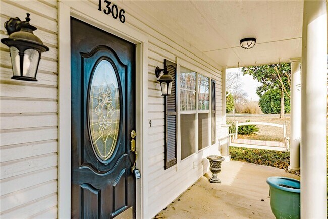 Building Photo - 1306 Lakeside Drive