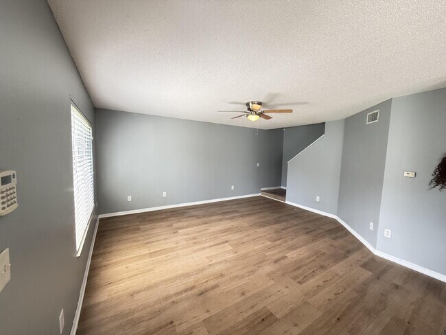 Foto del edificio - 3 bed 2.5 bath townhome in Gated Providenc...