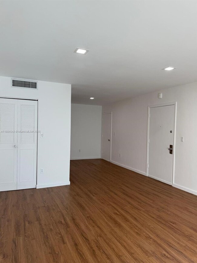 Building Photo - 10794 N Kendall Dr