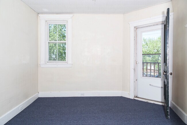 Building Photo - 5 Pine Pl