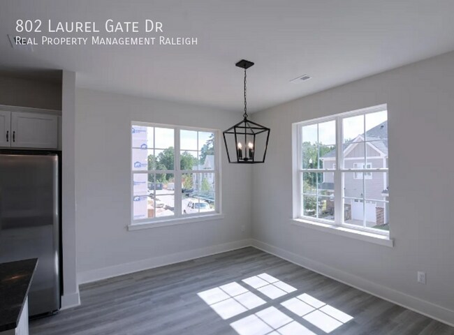 Foto del edificio - 802 Laurel Gate Dr