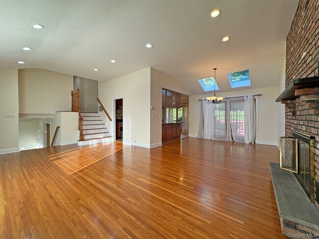Building Photo - 11 Country Ridge Dr
