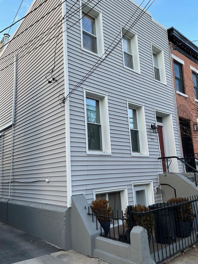 Building Photo - 431 Monmouth St