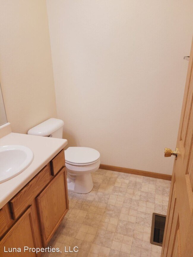 Building Photo - 2 br, 1.5 bath House - 2471 Daws Drive Unit C