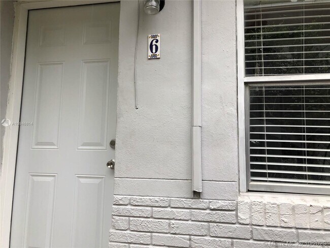 Foto del edificio - 2690 SW 24th Terrace