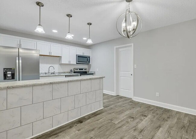 Building Photo - 812 Spanish Oak Dr